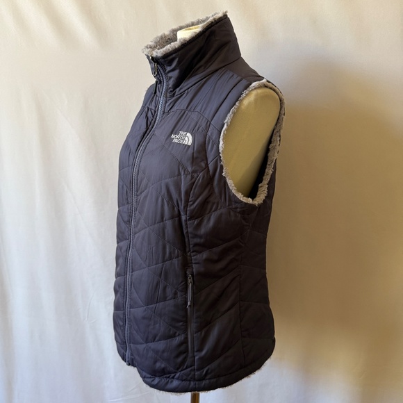 THE NORTH FACE REVERSIBLE VEST FULL ZIP POCKETS SILKY FUR LIKE INTERIOR HIKING M - Picture 5 of 9